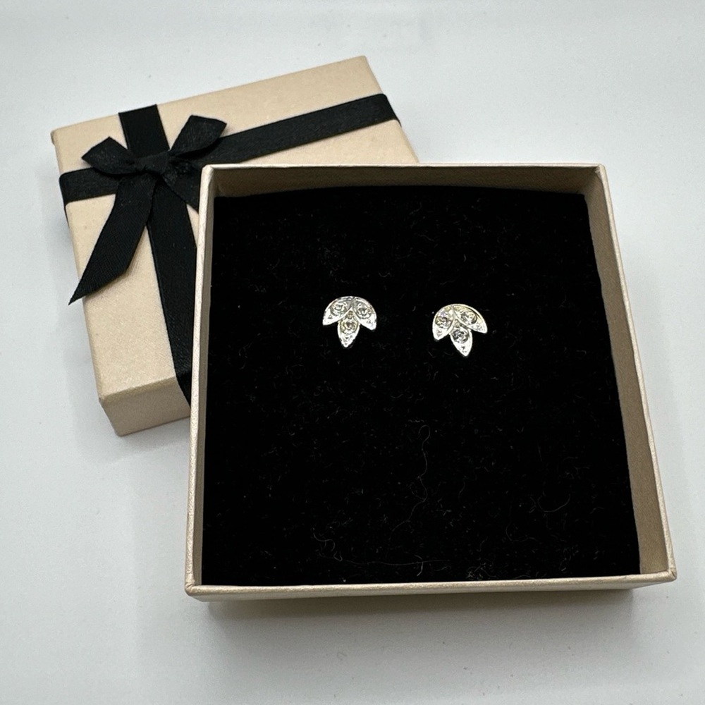 NRT Silver-tone Earrings Stud with Rhinestones